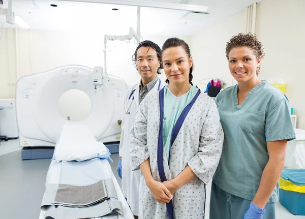 Equipe médica com paciente na sala de varredura do CT — Fotografia de Stock