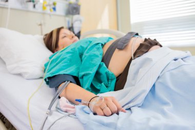 IV ve Epidural anestezi ile hamile kadın