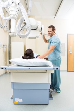Hemşire hasta için ayarlama xray makine