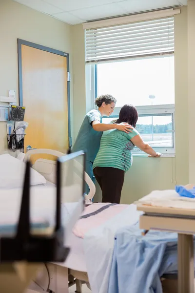 Enfermera consoladora embarazada mujer tener contracción — Foto de Stock