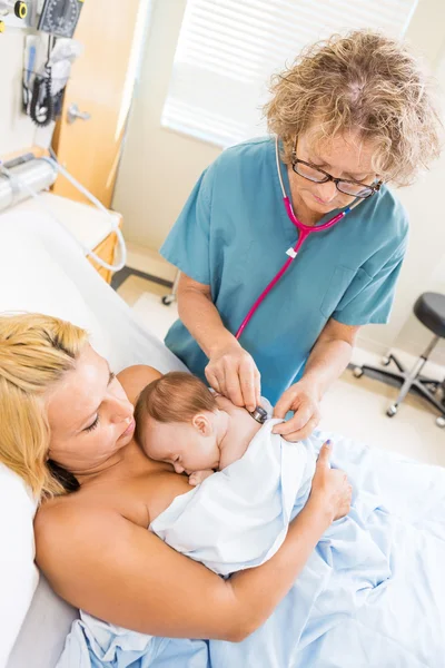 Verpleegkundige babygirl onderzoeken met stethoscoop in ziekenhuis — Stockfoto