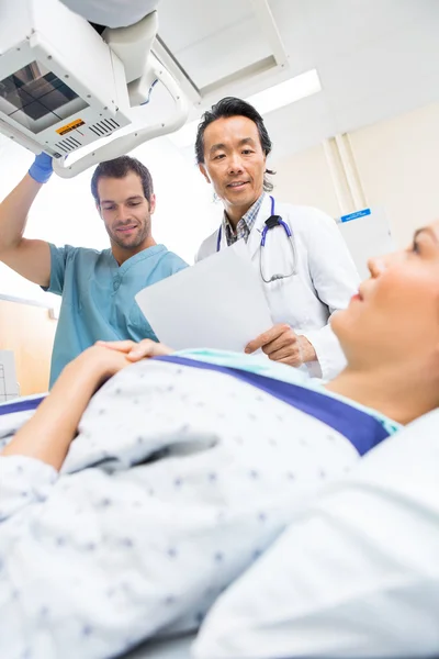 Equipo médico preparando al paciente en la sala de rayos X — Foto de Stock