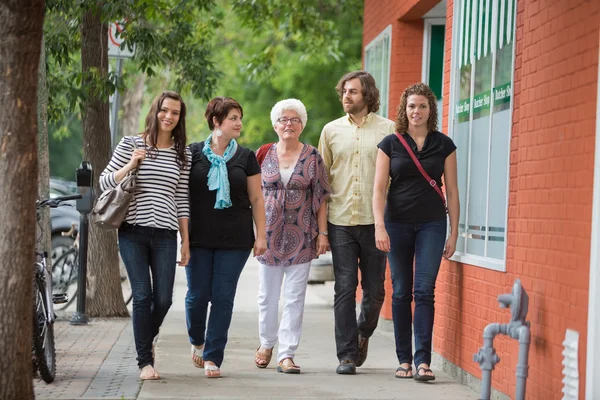 Amis marchant ensemble sur la chaussée — Photo