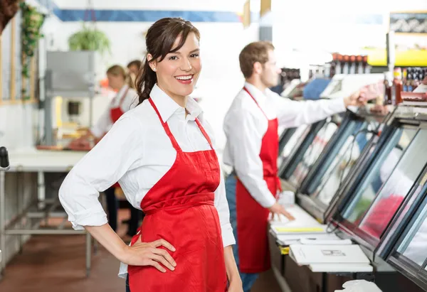 Säker slaktare står i butik — Stockfoto