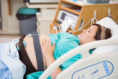 Anne karnı üzerinde elektronik fetal Monitörü ile doğum