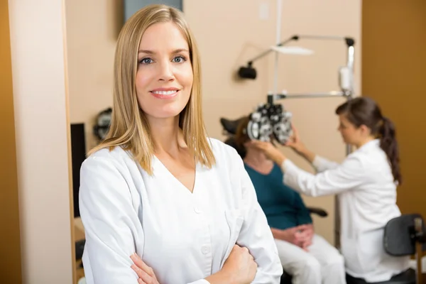 Eye Specialist With Colleague Examining Patient — Stock Photo, Image