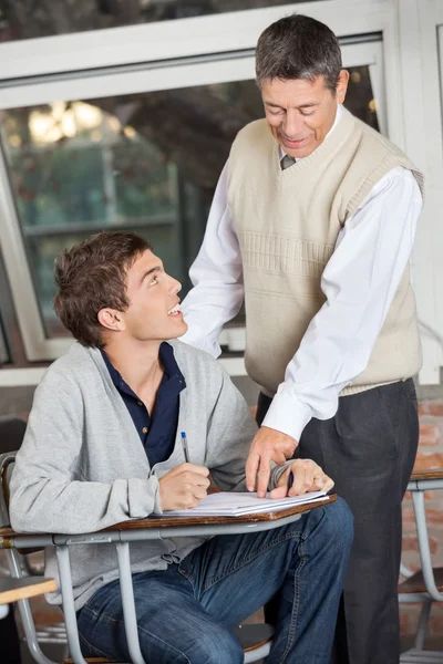 Professore spiegando esame per studente in aula — Foto Stock