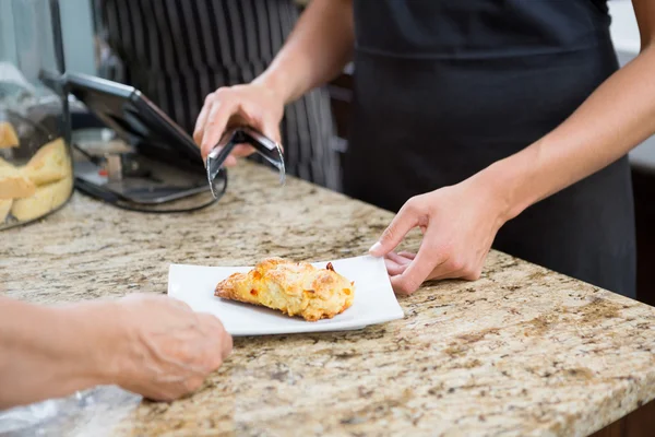 Servitrisen som serverar söt mat till kvinna — Stockfoto