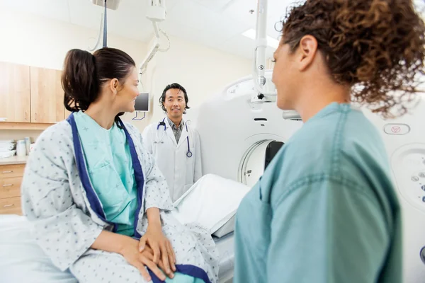 Patiënt met medisch team in ct-scan kamer — Stockfoto