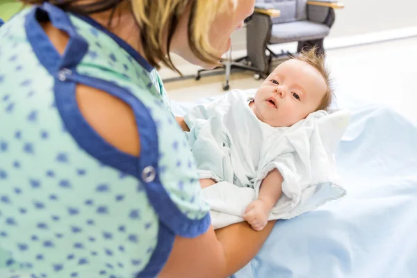 Vrouw spelen met schattige babygirl in ziekenhuis — Stockfoto