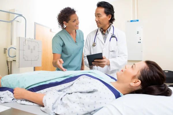 Équipe médicale et patient dans la chambre d'hôpital — Photo