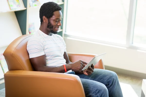 Student med digital tablet i bokhandeln — Stockfoto