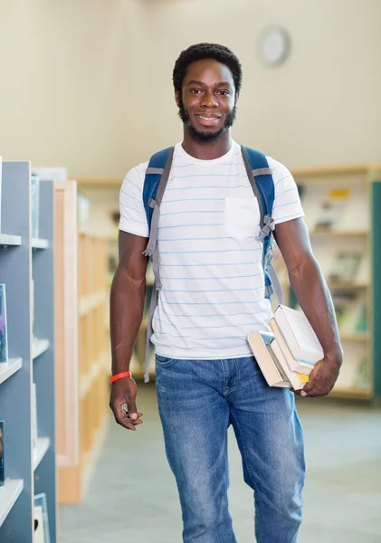 Student mit Rucksack und Büchern in Buchhandlung — Stockfoto