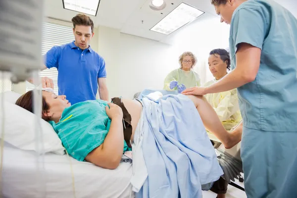 Uomo che pulisce il sudore dalla fronte della donna — Foto Stock