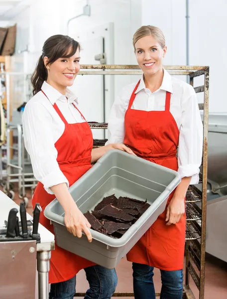 Beautiful Workers Carrying Beef Jerky In Basket At Shop — Stock Photo, Image