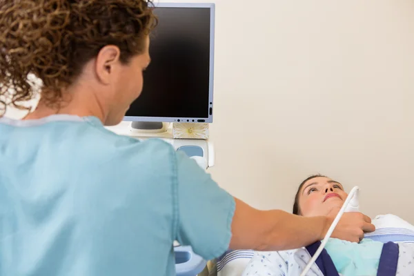 Krankenschwester scannt Patientin den Hals — Stockfoto