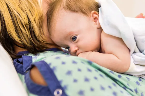 Babygirl liggend op moeder in het ziekenhuis — Stockfoto