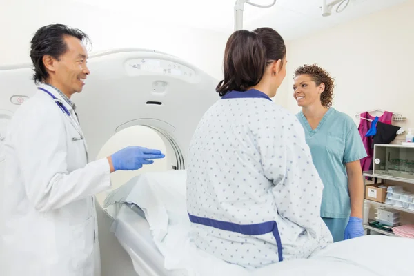 Squadra medica con paziente nella stanza di scansione CT — Foto Stock