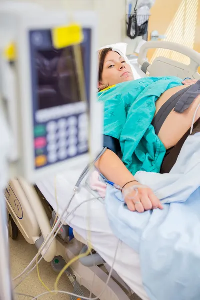 Mulher grávida com epidural — Fotografia de Stock