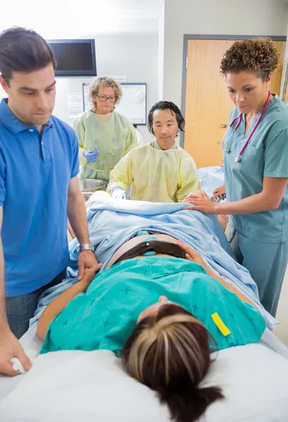 Geboorte van baby in medische ziekenhuis — Stockfoto