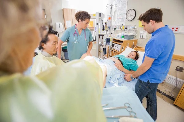 Woman Giving Birth in Hospital — Stock Photo, Image