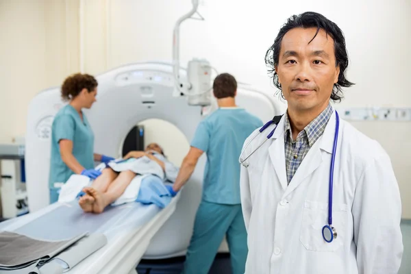 Radiolog med sjuksköterskor förbereda patienten för datortomografi test — Stockfoto