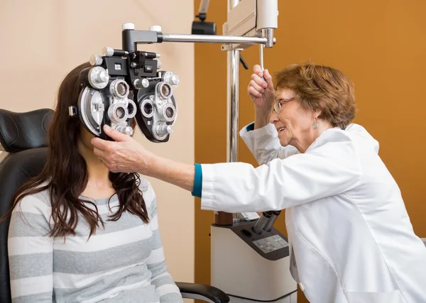 Optometrista Examinando os Olhos de Jovem — Fotografia de Stock