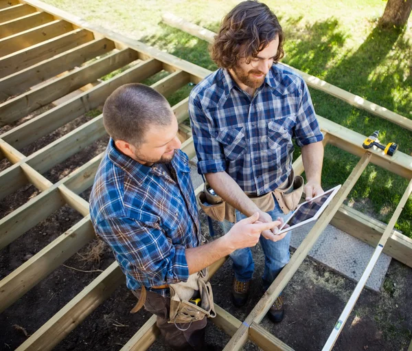 Carpenters Discussing Project On Digital Tablet — Stock Photo, Image