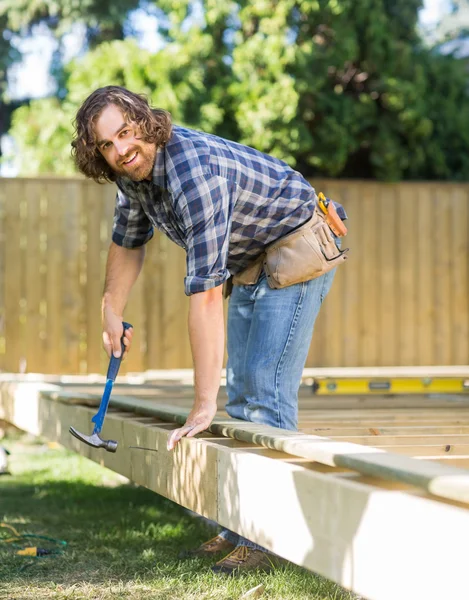 Manual Worker Hammering Nail Into Wood At Site — Stock Photo, Image