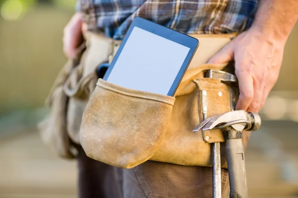 Digitales Tablet und Hammer im Schreinergürtel — Stockfoto