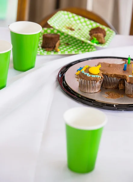 생일 케이크와 일회용 컵 — 스톡 사진
