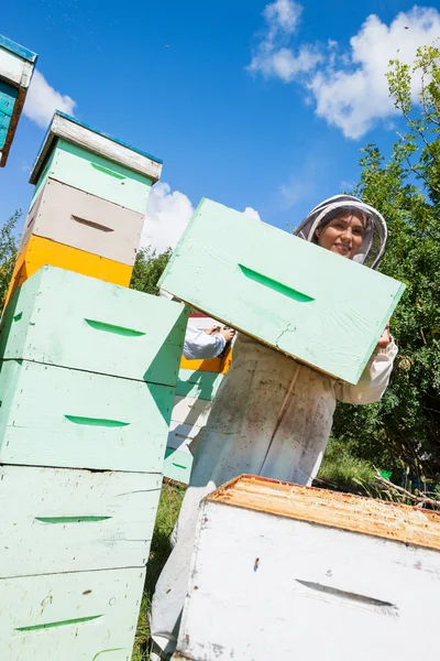 Apiculteur portant une caisse en nid d'abeille — Photo