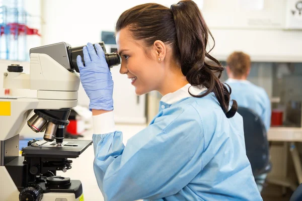 Cientista usando microscópio em laboratório — Fotografia de Stock