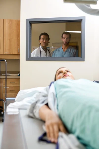 Tıbbi ekip izleme hasta Xray Başlarken — Stok fotoğraf