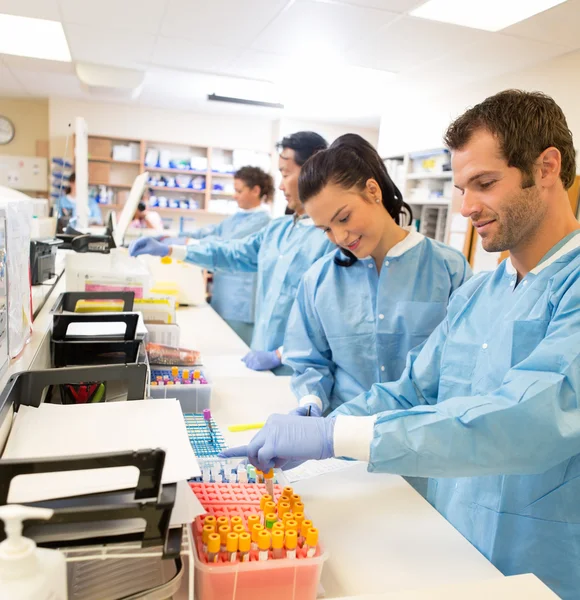 Onderzoekers experimenteren in laboratorium — Stockfoto