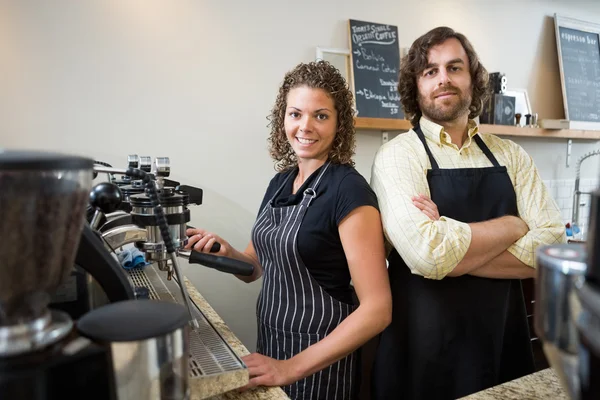 Vertrouwen werknemers aan balie in coffeeshop — Stockfoto