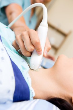 Hemşire hastanın boyun performanslı ultrason