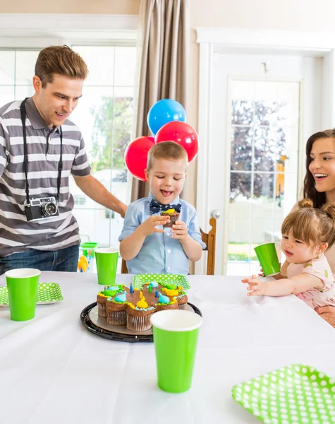 Aile çocuğun evde doğum günü kutluyor — Stok fotoğraf