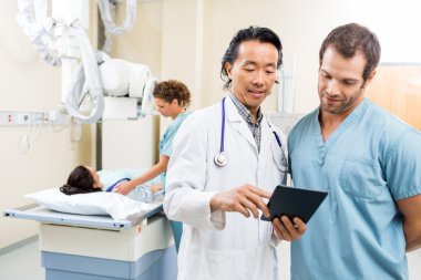 muayene odasında dijital tablet ile sağlık ekibi