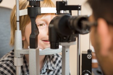 Çocuğun gözleri Slit lamba tarafından muayene ediliyor