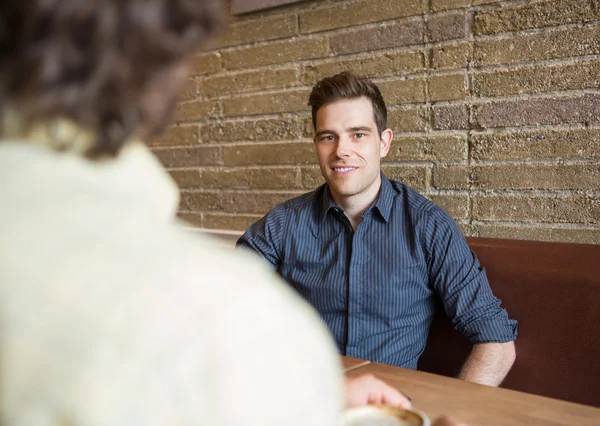 Hombre guapo sentado en la cafetería — Foto de Stock