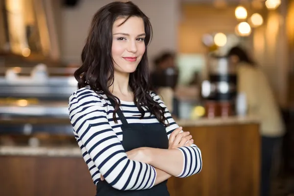 Bella cameriera in piedi braccia attraversato in caffetteria — Foto Stock