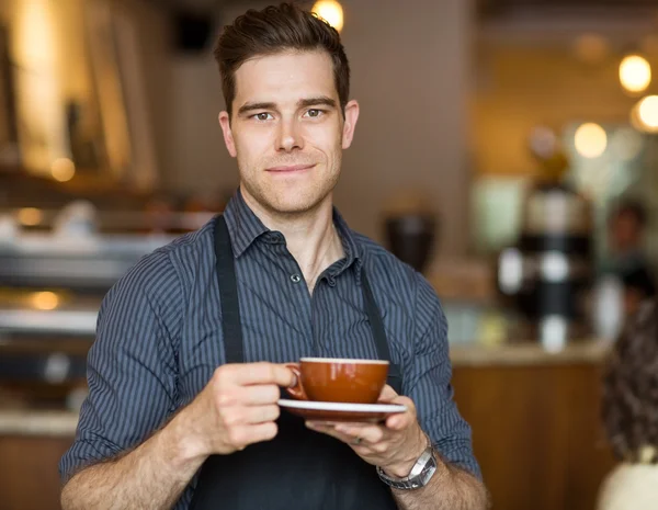 Barista com copo de café — Fotografia de Stock