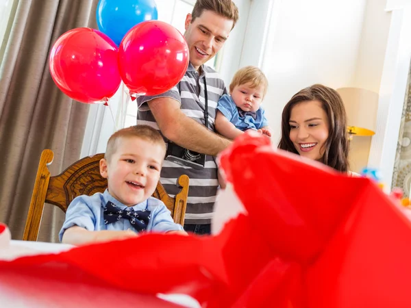 Familie feiert Geburtstag ihres Sohnes — Stockfoto