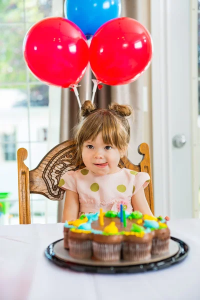 Ragazza leccare labbra davanti alla torta di compleanno — Foto Stock