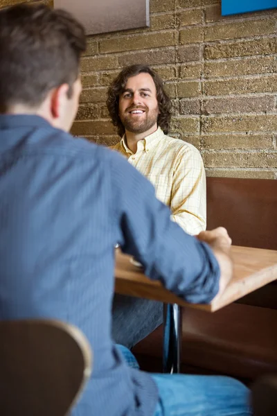 Erkek arkadaşıyla oturan coffeeshop at — Stok fotoğraf