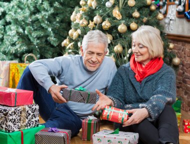 hediyeleri Noel deposunda oturan Çift