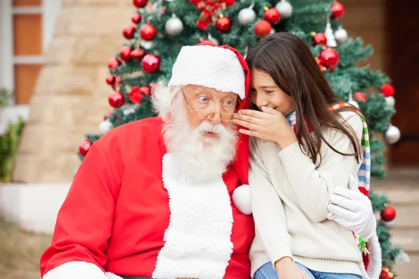 Papai Noel ouvindo o desejo da menina — Fotografia de Stock