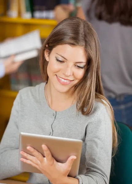 Student met digitale tablet studeren in Universiteitsbibliotheek — Stockfoto