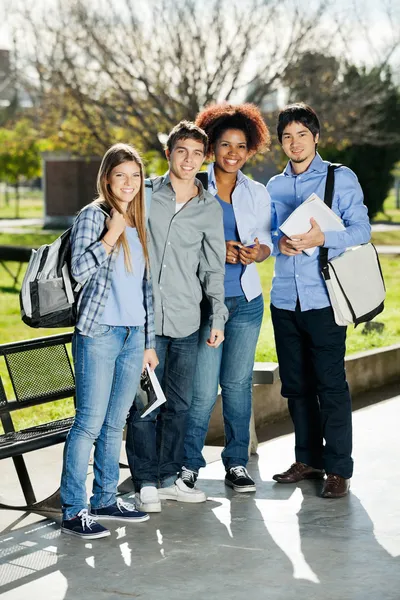 Estudantes confiantes em pé no campus — Fotografia de Stock